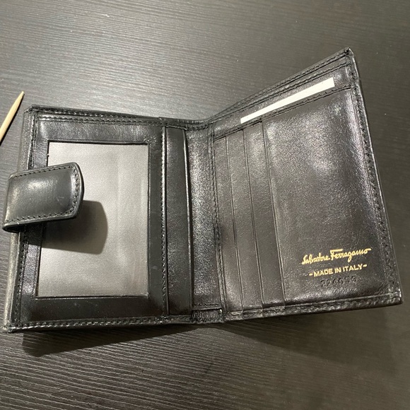 Ferragamo black leather trifold wallet gold need back snap reattach tear inside - Picture 9 of 15